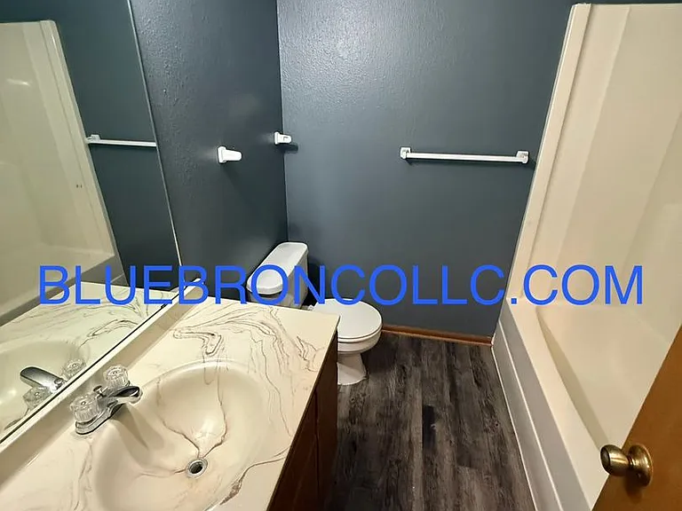 Updated 2-Bedroom Apartment in Raytowm — Photo 6