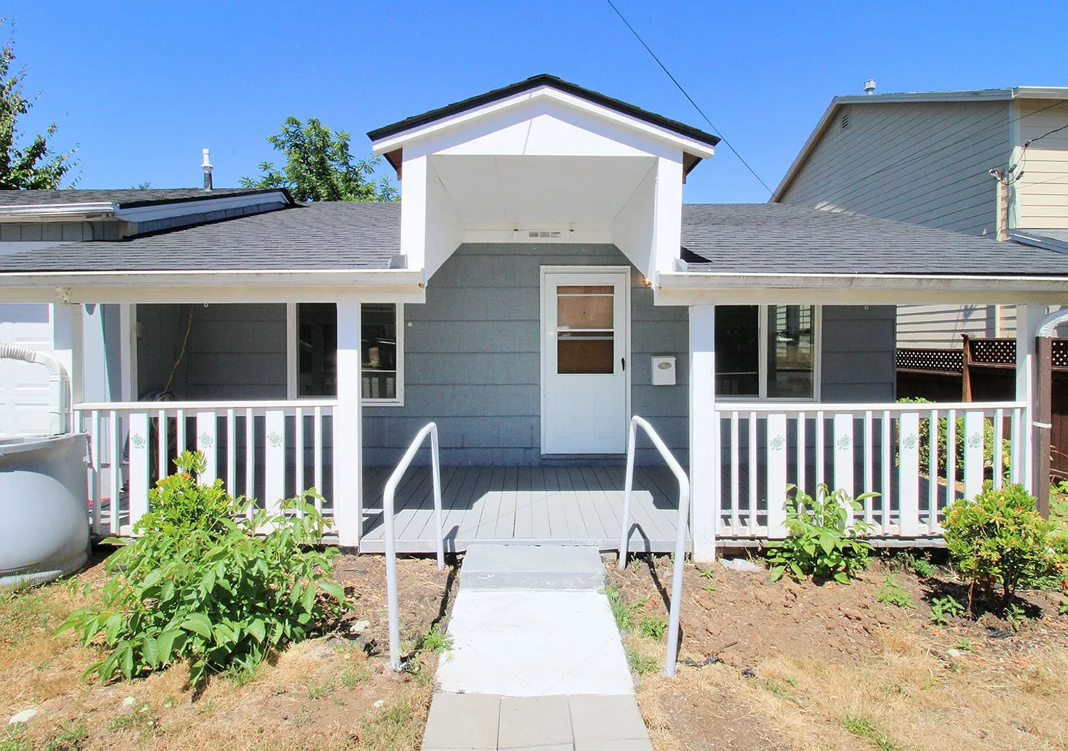 Delightful Roseway 2 Bed/2Bath Bungalow — Photo 2