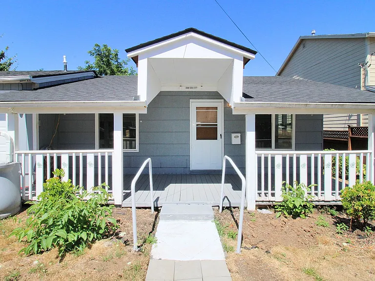 6235 NE Shaver St — Photo 2