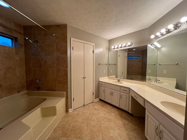 7117 Stamford Ct — Photo 10