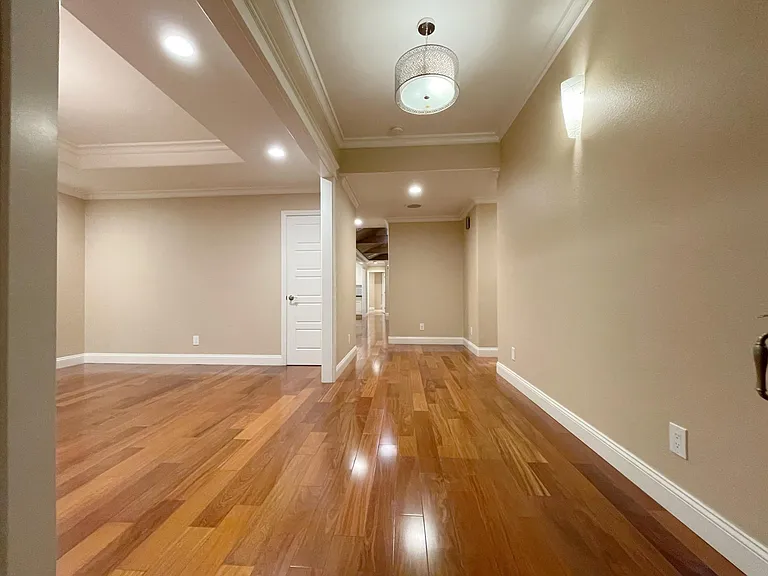 387 Alicia Way — Photo 3