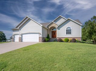 714 Quail Nest Rd, Winfield, KS 67156