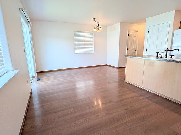 4th image of 1402 Hall St #B