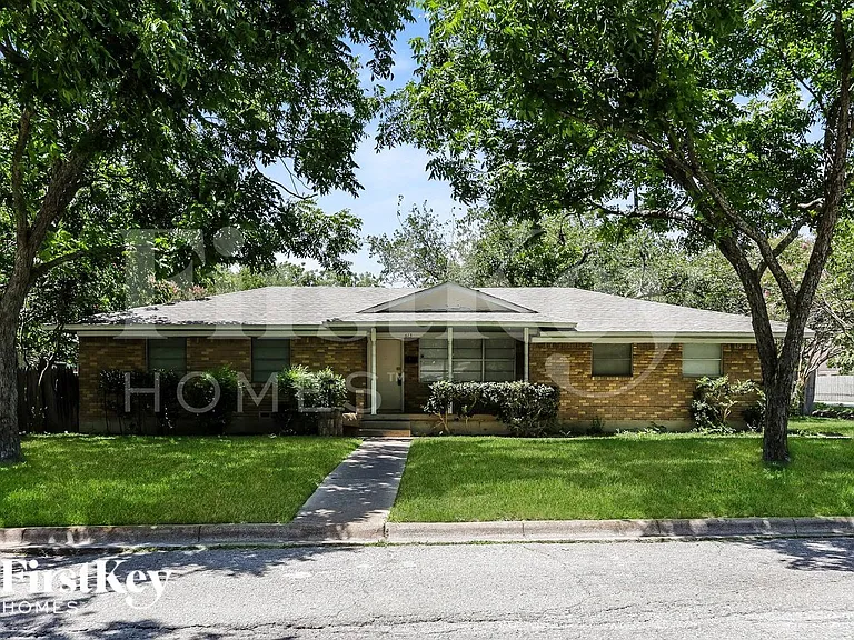 613 E University Ave — Photo 1