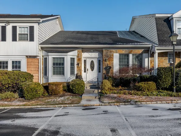 61 The Glade #61, Syosset, NY 11791
