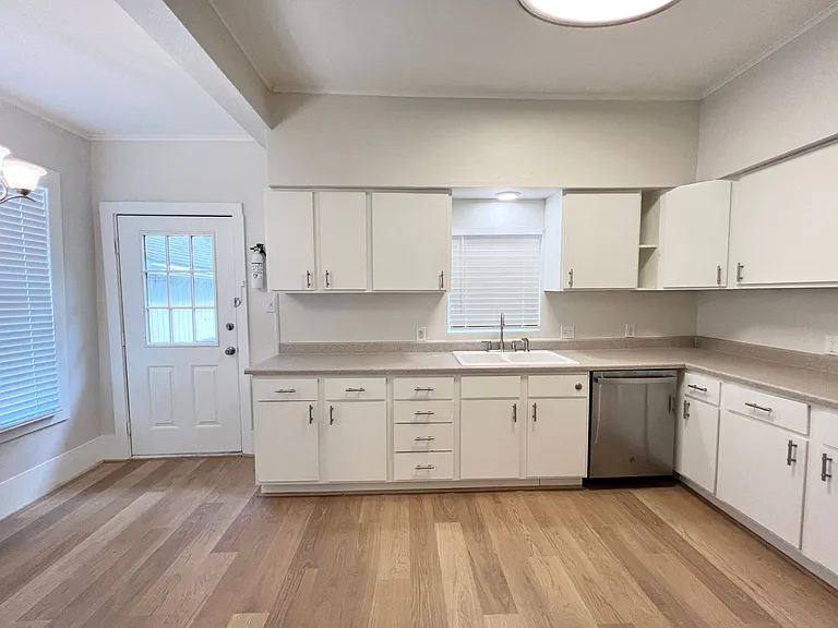 421 E Myrtle St — Photo 9