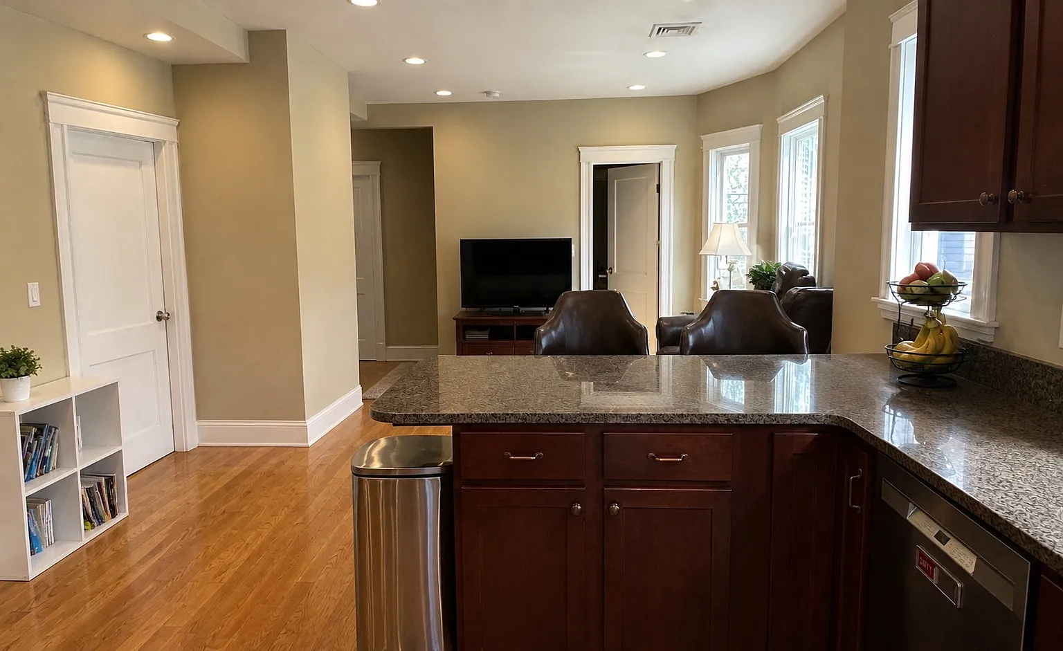 4 bed, 1.0 bath, 1250 sqft, $3,700 — Photo 2