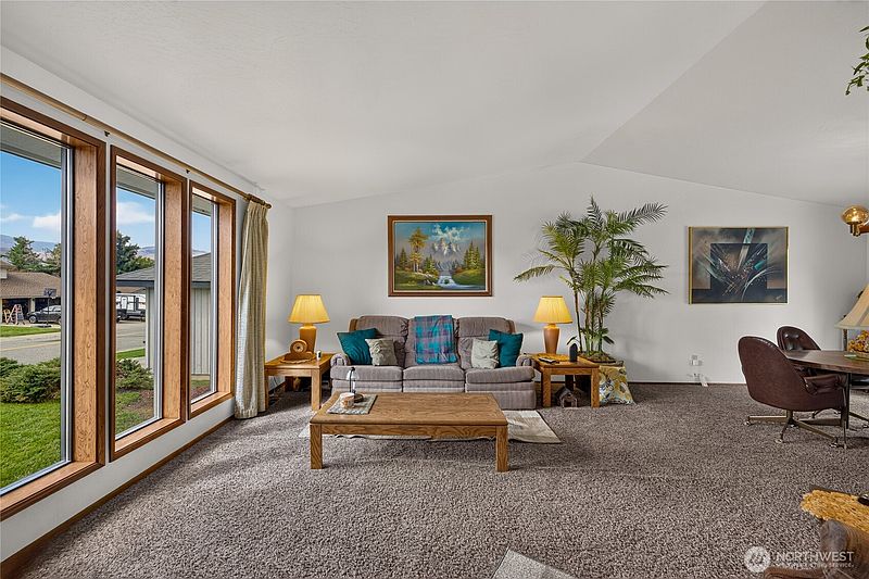 5th image of 717 12th Street NE