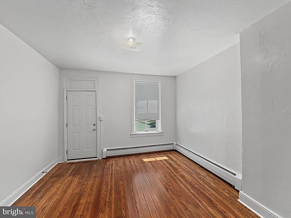 4th image of 131 E Maple St