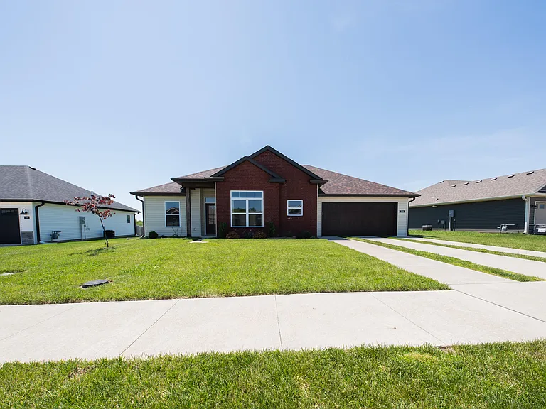 708 Promenade Dr — Photo 1
