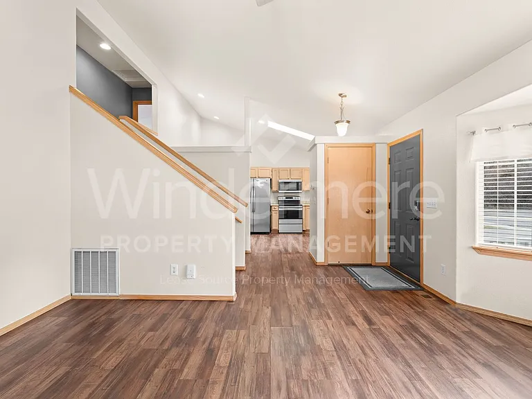 909 E 1st Ave — Photo 17