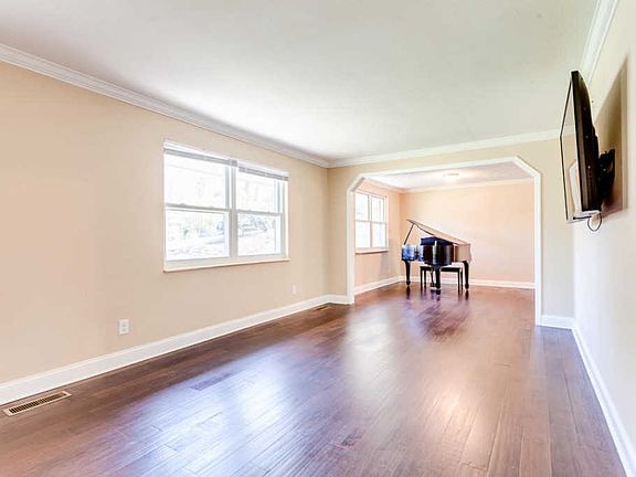 5th image of 1050 Hamilton Ln