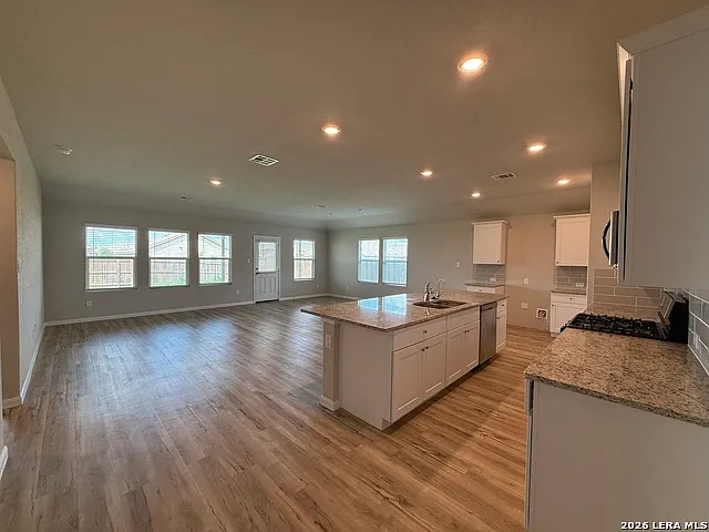 4 bed, 3.0 bath, 2357 sqft, $2,500 — Photo 2