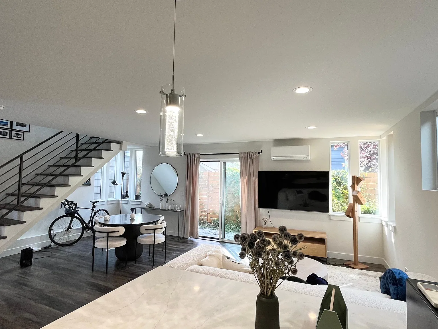 2 bed, 1041 sqft, $3,600 — Photo 2