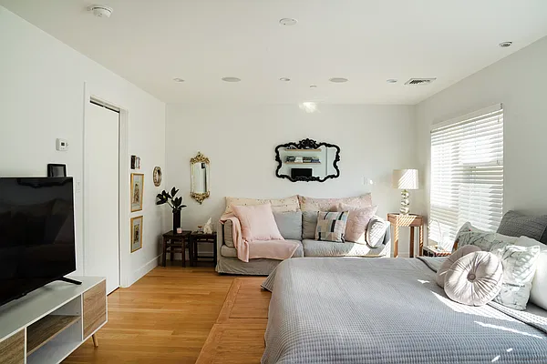 Rented by Compass | media 9
