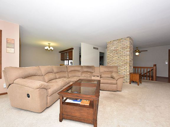 4th image of 533 Tamarack Dr W