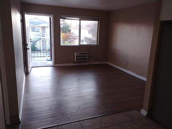 3rd image of 15 Coral Gables Ct