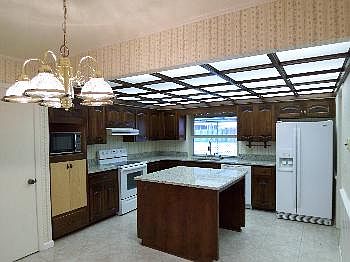5th image of 512 Coleman Dr W