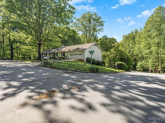 2nd image of 221 Oak Cir