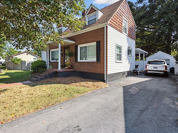 3rd image of 1809 Oakwood Dr