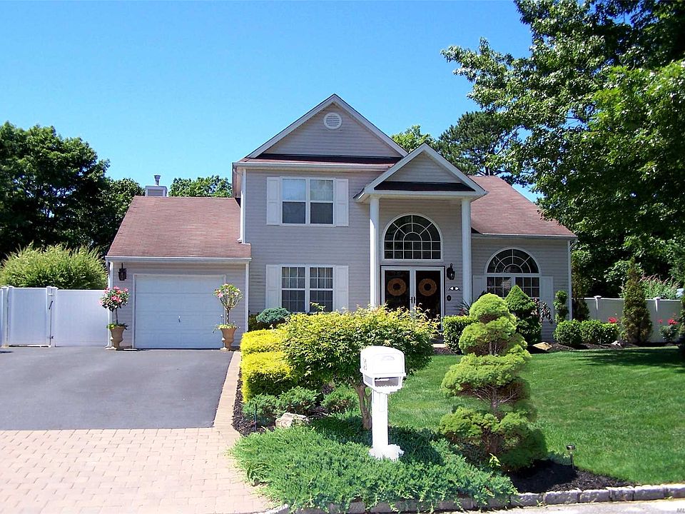 1st image of 20 Winterberry Dr