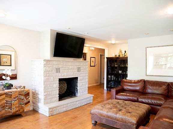 3rd image of 1703 Beverly Pl
