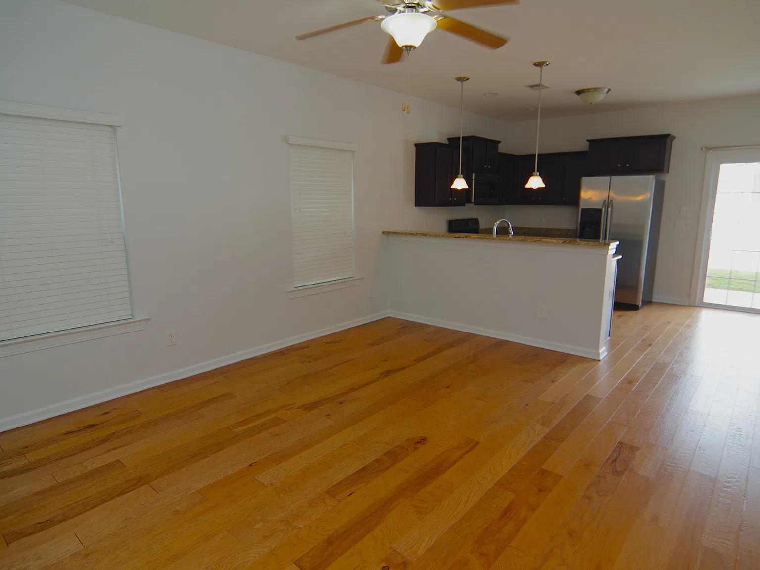 3 bed, 2.5 bath, 1268 sqft, $1,900 — Photo 4