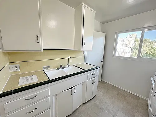 $2975/1822 W Silverlake Dr. #4--Top Floor 1br, 1 Bth, Vintage Accents, Nr Reservoir/Dog Park! Sil... — Photo 4