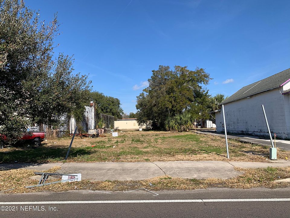 2nd image of 1011 E 8th St