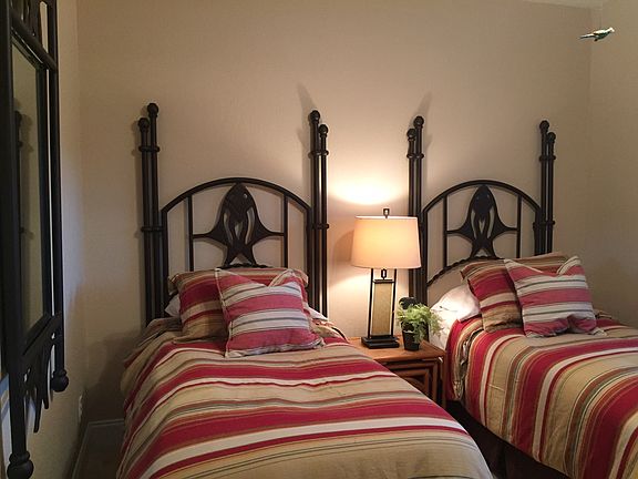 guestroom w/twin beds