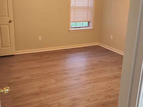 4th image of 203 N Sawmill Rd