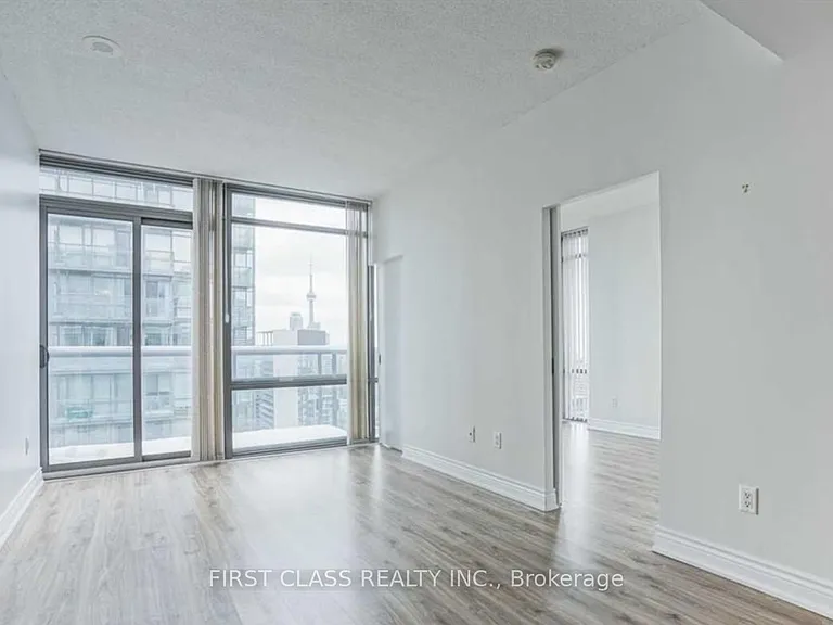37 Grosvenor St #1301 — Photo 1