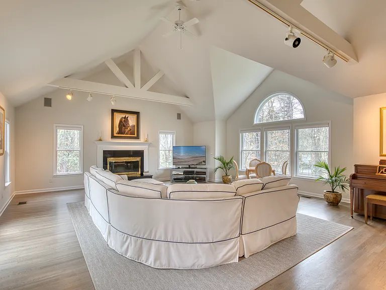 1611 Deerfield Rd — Photo 9