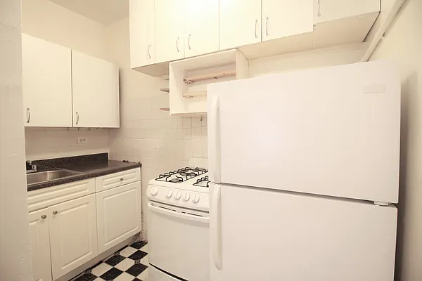 Rented by Julianna Realty Corp | media 8