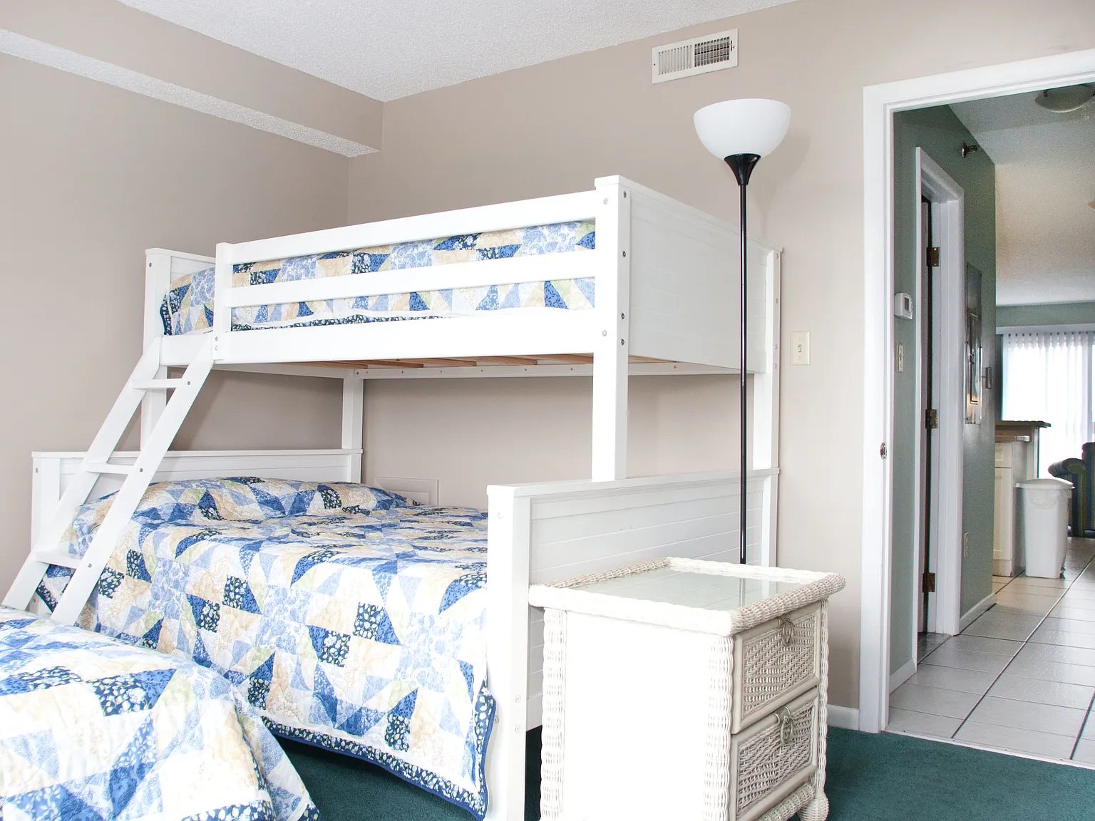 3 bed, 1100 sqft, $1,450 — Photo 2