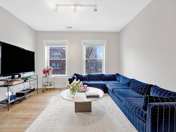 2nd image of 3610 N Oakley Ave #2