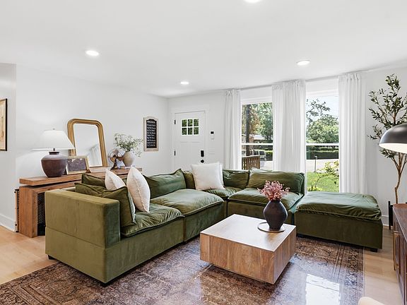 3rd image of 424 Kingview Ct