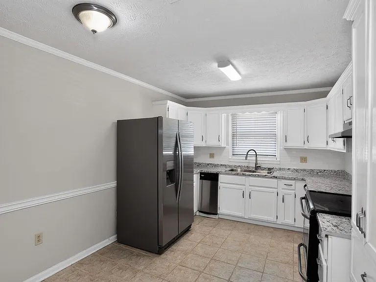 104 Montclair Dr — Photo 3