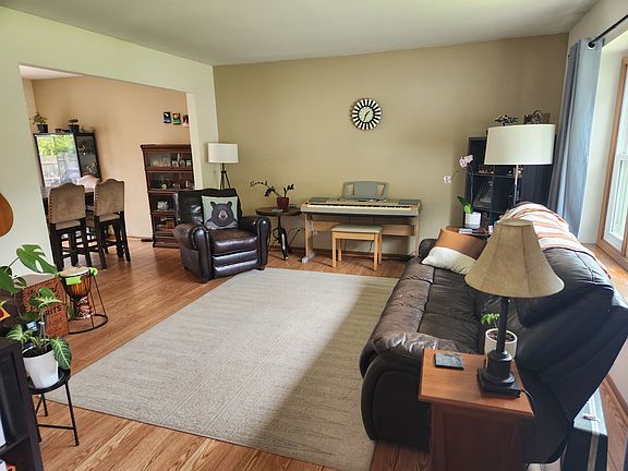 3rd image of 827 Boxwood Dr