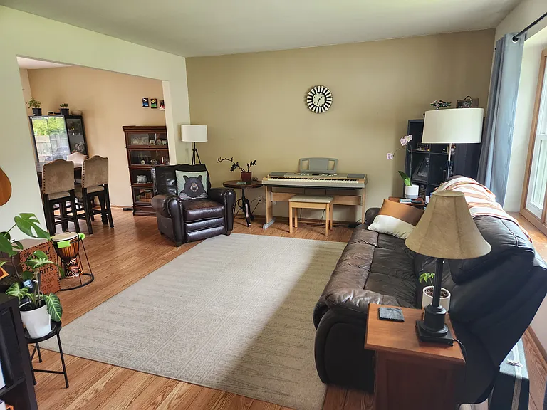 827 Boxwood Dr — Photo 3