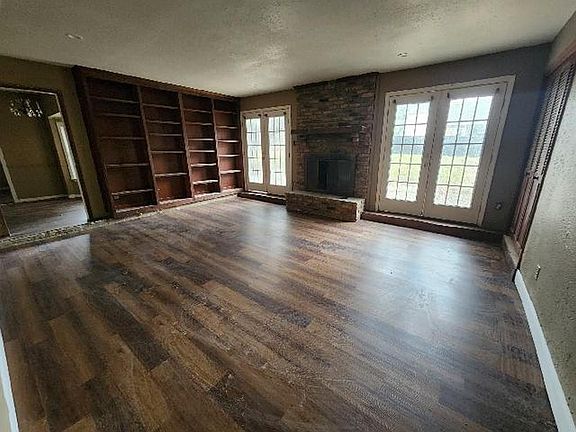 3rd image of 2401 Huffman Dr W