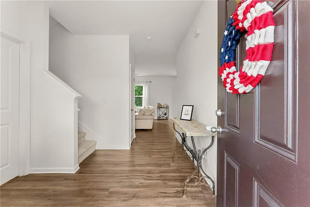 4 bed, 2.5 bath, 1870 sqft, $1,990 — Photo 2