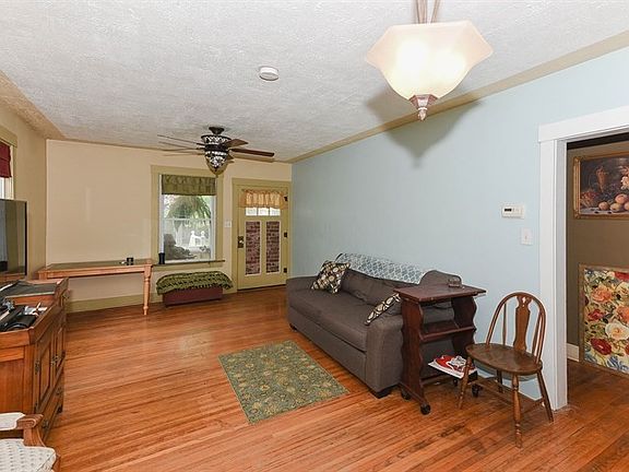 4th image of 309 Charles St