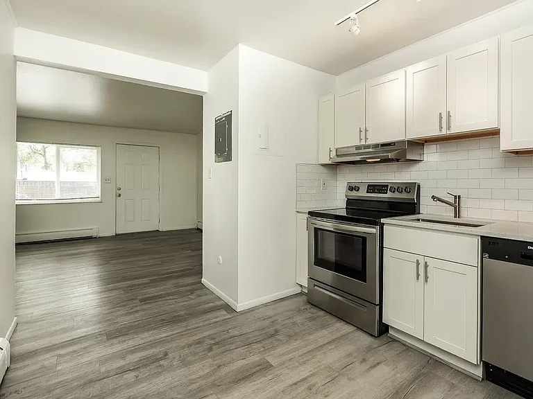803 Yuma St — Photo 4