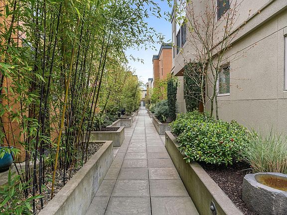 3rd image of 6219 NE Carillion Dr Unit 201