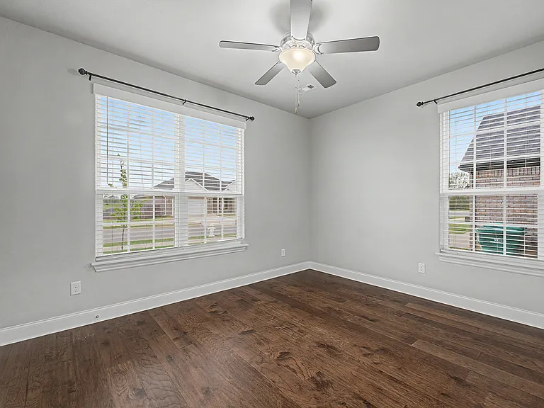 431 Linda Ln — Photo 3