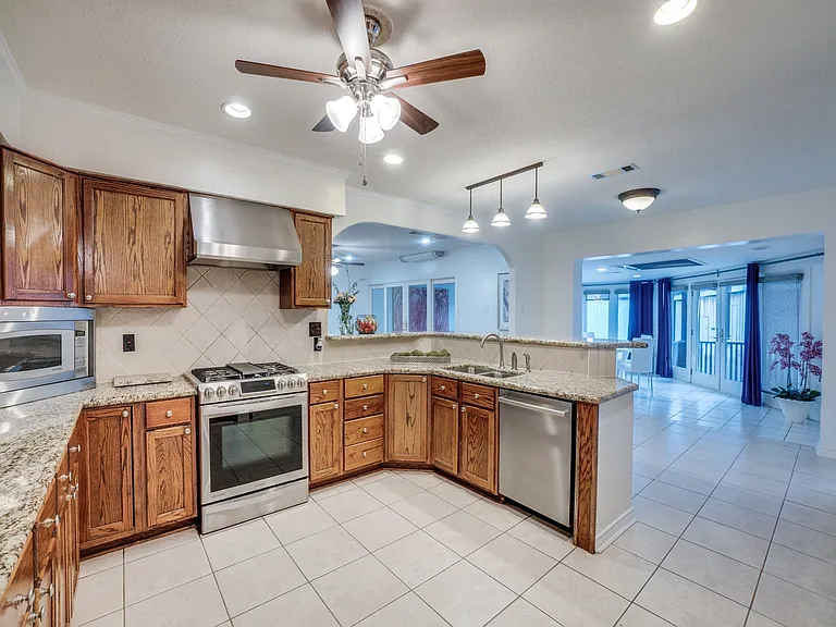6106 Meadowcrest Dr — Photo 13