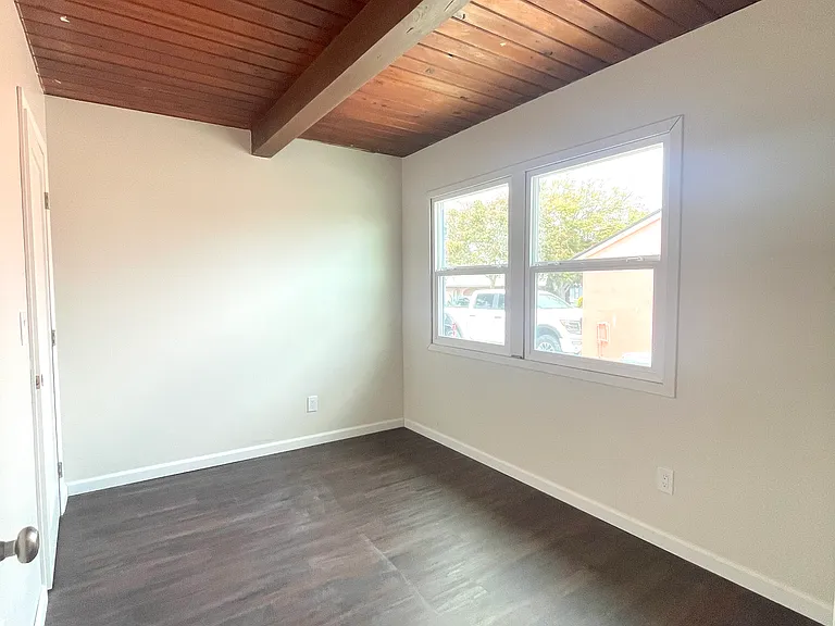 914 N Thornburg St — Photo 9