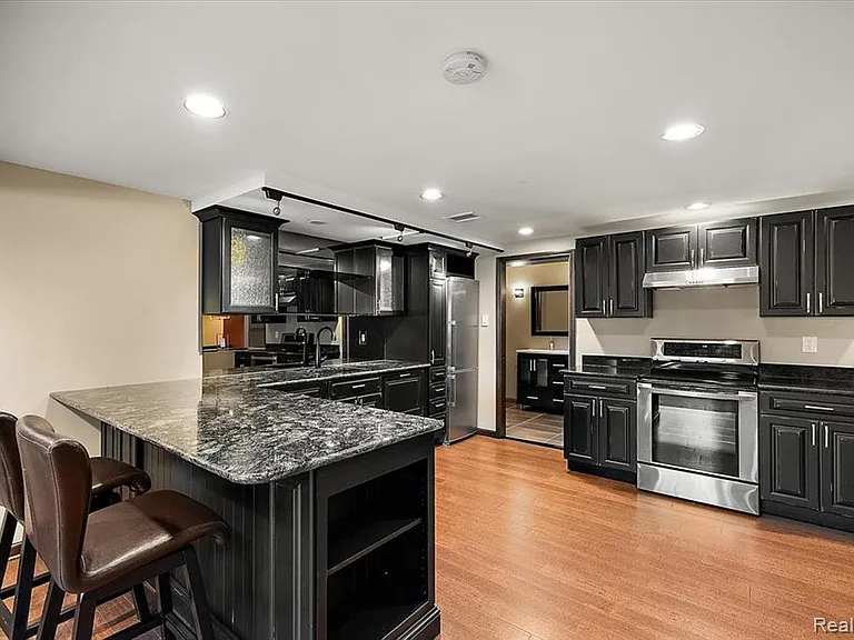 43054 Oxford Ct — Photo 2