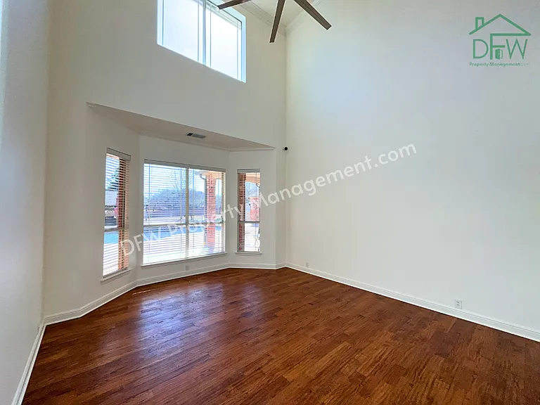 1205 Golden Gate Dr — Photo 4